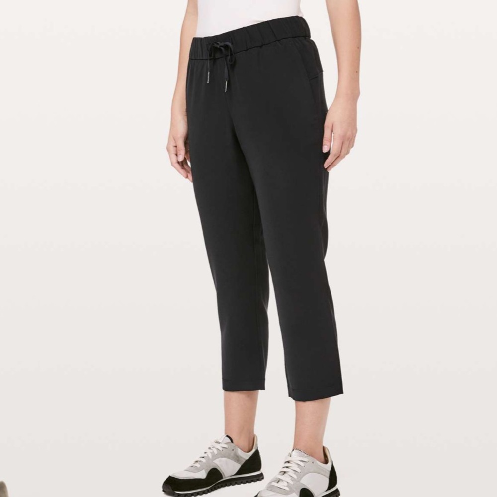 Lululemon On The Fly Crop *Woven 23"
Black